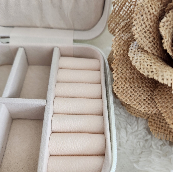 NWT White Travel Jewelery Case with Zipper Closure. Slots for rings and sections - Picture 4 of 6
